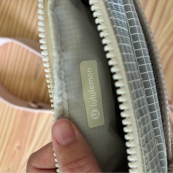 Lululemon Clippable Nano Pouch - Picture 8 of 8